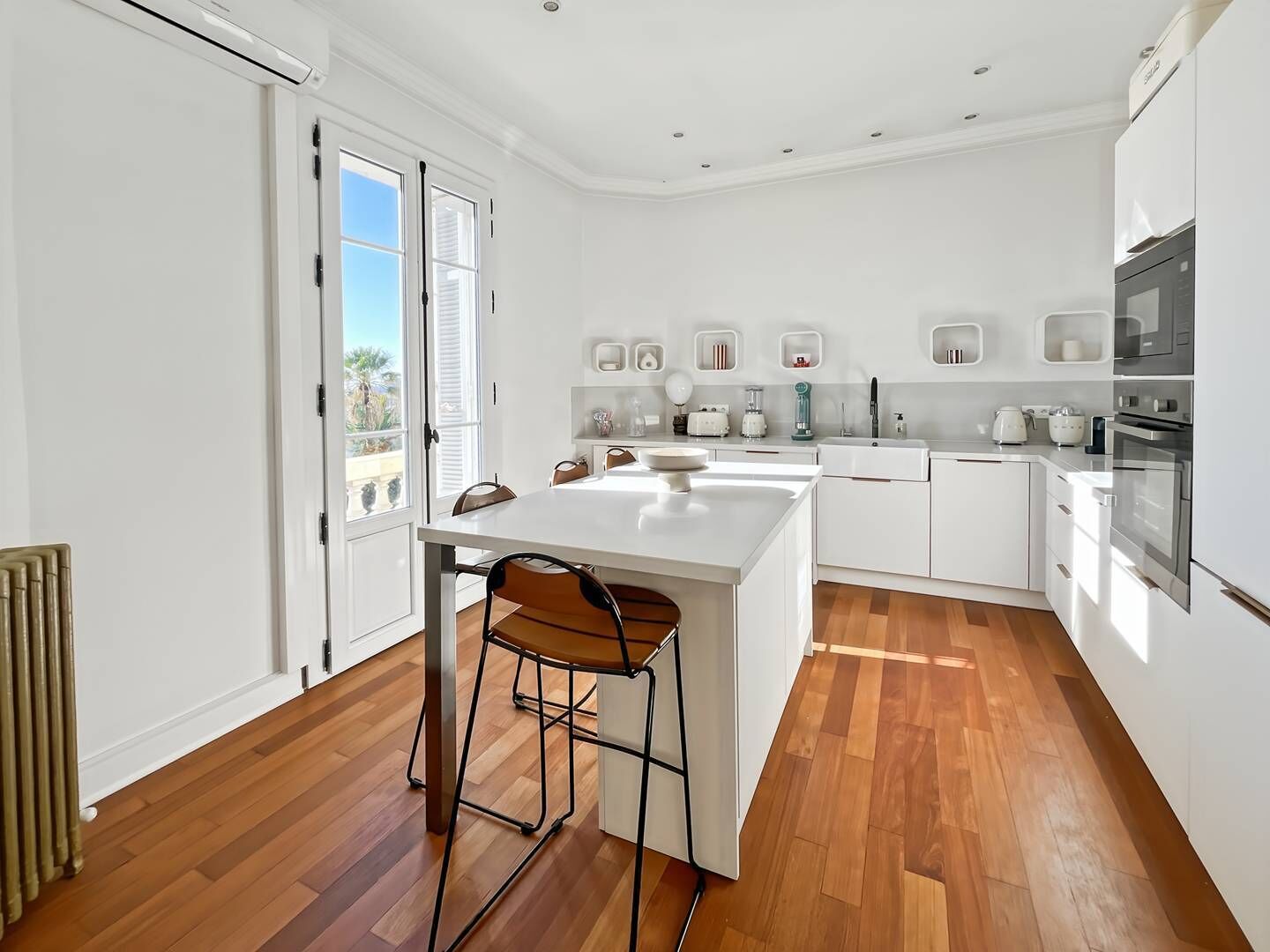 Køleskab, ovn, opvaskemaskine, kaffe-/temaskine