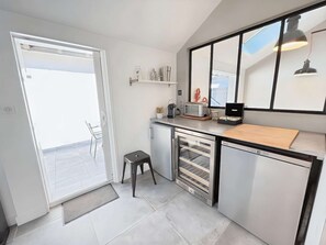 Fridge, cookware/dishes/utensils