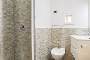 Een douche, handdoeken
