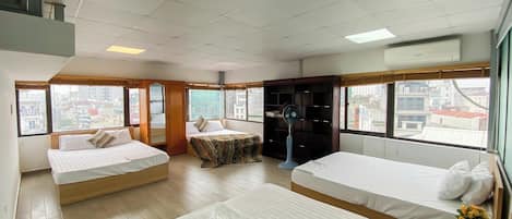 Family Quadruple Room | Meja, Wi-fi percuma