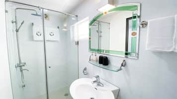 Douche, articles de toilette gratuits, sèche-cheveux