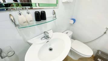 Douche, articles de toilette gratuits, sèche-cheveux