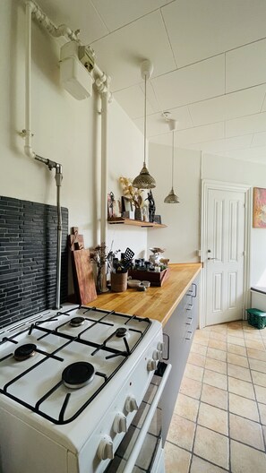 Kylskåp, mikrovågsugn, ugn och spishäll