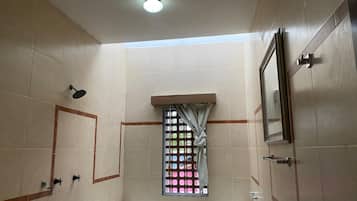 Deluxe-studiosviitti | Kylpyhuone | Suihku, pyyhkeet, saippua, sampoo