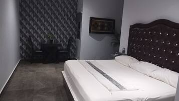 Quarto com uma cama, uma escrivaninha e uma cadeira.