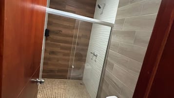 Classic Room | Bathroom | Hair dryer, towels, soap, shampoo