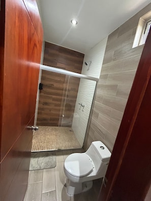 Habitación clásica | Baño | Secadora de cabello, toallas, jabón, shampoo