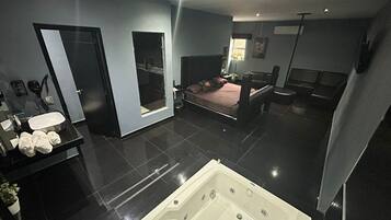 Deluxe Room | Desk, free WiFi