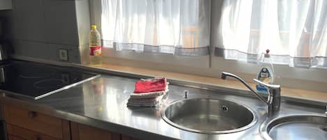Fridge, oven, stovetop, coffee/tea maker