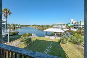 Property grounds - Palmetto House ~ Pet Friendly Beach Cottage on the Water in Heart of GS + $400 FREE Activities Daily (Gulf Shores)