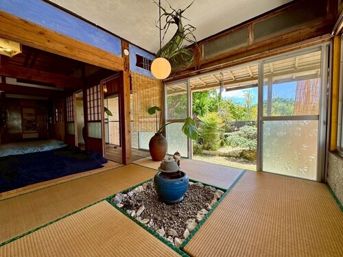 【大人数で泊まれる一棟貸し】なかまあじーんやー（手久津久）【海近くの素敵な島暮らし体験】