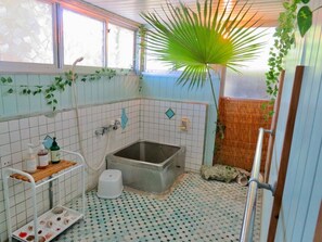 Towels, soap, toilet paper - 【大人数で泊まれる一棟貸し】なかまあじーんやー（手久津久）【海近くの素敵な島暮らし体験】 (kikaicho tekuzukuno)