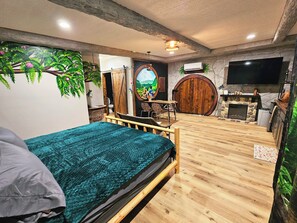 2 bedrooms, in-room safe, desk, iron/ironing board