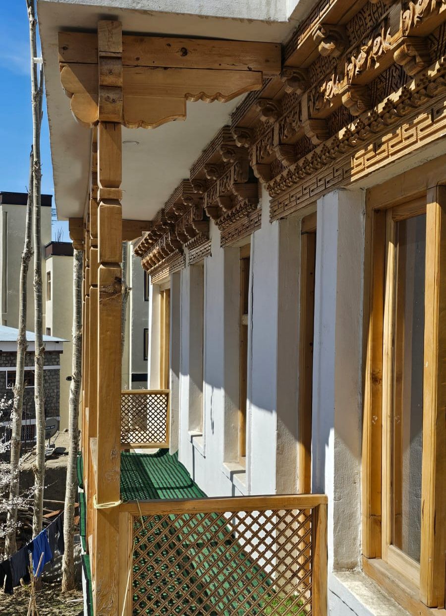 Un bâtiment traditionnel doté de balcons en bois et de sculptures complexes.