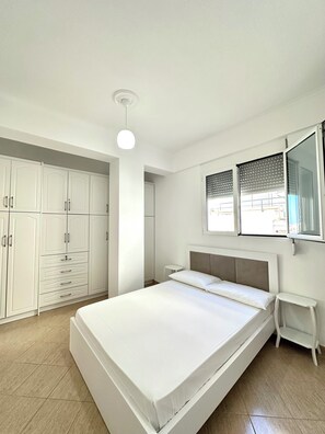 2 bedrooms, iron/ironing board, WiFi, bed sheets - Spacious Lovely Apartment in center of Saranda, 1 minute walk from the sea :) (Saranda)
