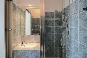 Douche, sèche-cheveux, serviettes fournies