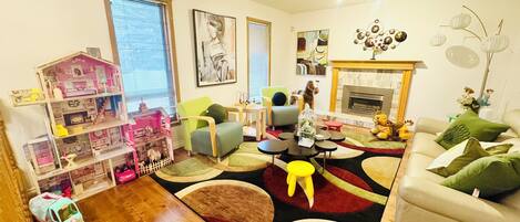 Smart-TV, Kamin, Bücher