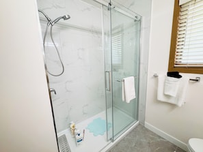 Douche, sĂšche-cheveux, serviettes fournies, savon