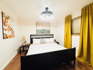 4 habitaciones, tabla de planchar con plancha y cuna de viaje 