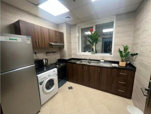 Fridge, oven, stovetop, electric kettle