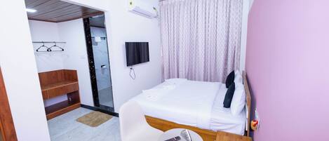 1 habitación, tabla de planchar con plancha, wifi y ropa de cama