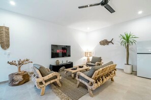 TV, stereo, offices - Tropical & Modern 3BR Villa - Canggu Beach (Bali)