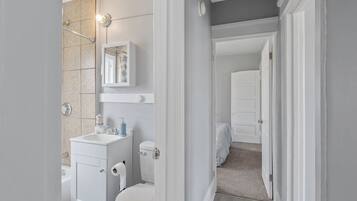 Sèche-cheveux, bidet, serviettes fournies, savon