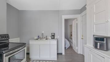 Kühlschrank, Mikrowelle, Herdplatte, Geschirrspüler