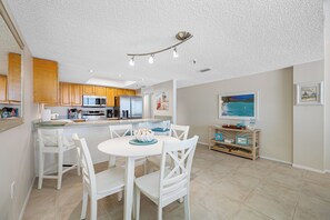 Dining - 🌞Chambre 103- Beachfront, Pool, Hot Tub, Walk to John's Pass! (Madeira Beach)