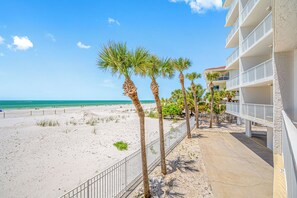 On the beach - 🌞Chambre 103- Beachfront, Pool, Hot Tub, Walk to John's Pass! (Madeira Beach)