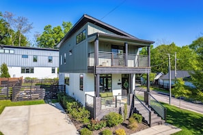 Exterior - Group Retreat Outdoor Dining Full Kitchen Walk DT (Raleigh)