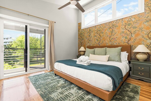 3 habitaciones, escritorio y tabla de planchar con plancha 