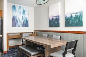 Dining - Club Wyndham Glacier Canyon 2 BR Presidential Condo, Waterpark passes included (Baraboo)