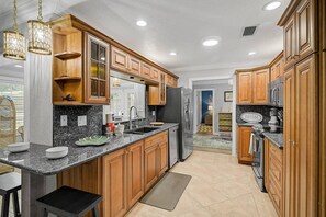 Kylskåp, mikrovågsugn, ugn och spishäll