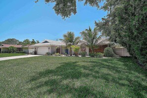 Property grounds - New Remodel-Private Pool- Elegant Coastal Chic-15 (Bradenton)