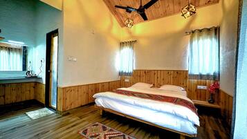 Desk, laptop workspace, free WiFi