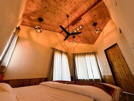 Escritorio, espacio para trabajar con laptop y wifi gratis 