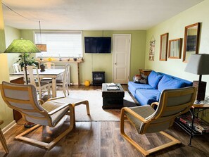 TV, offices - Peaceful Hideaway in Central Fargo (Fargo)
