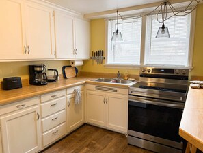 冰箱、微波炉、烤箱、炉灶