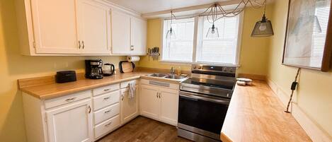 Køleskab, mikrobølgeovn, ovn, kogeplade