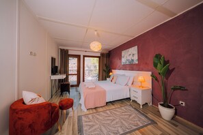 Travel cot, free WiFi, bed sheets