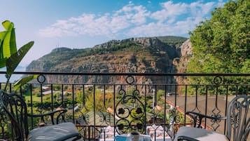 Rom – honeymoon, 1 queensize-seng, sjøutsikt | Terrasse/patio