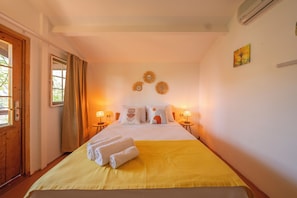 Habitación estándar doble, 1 cama doble, vistas al mar | 1 dormitorio, cuna de viaje, wifi gratis y ropa de cama