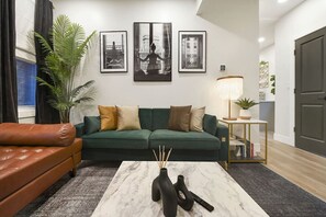 Smart TV, chimenea, estéreo y oficina 