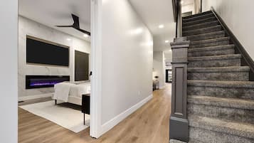 5 bedrooms, desk, iron/ironing board, travel crib