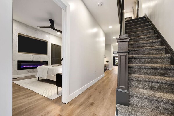 5 室のベッドルーム、デスク、アイロン / アイロン台、旅行用ベビーベッド