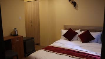 Habitación individual Confort | Escritorio y espacio para trabajar con un portátil