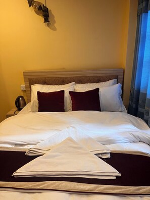 Escritorio y espacio para trabajar con un portátil