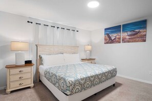 4 chambres, bureau, fer et planche à repasser, lit de bébé portatif