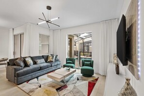 Smart TV, offices - Stylish Family Retreat with Themed Bedrooms (Kissimmee)